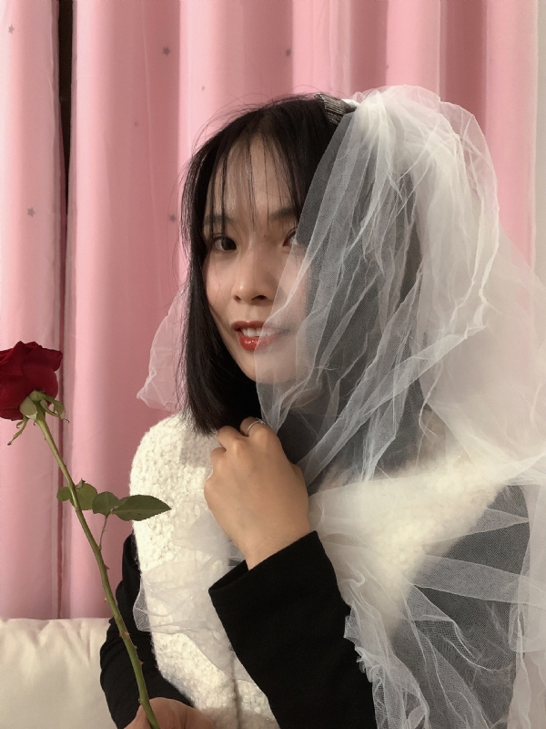 持紫菜包饭的女孩的第一张照片--贵港残疾人相亲网
